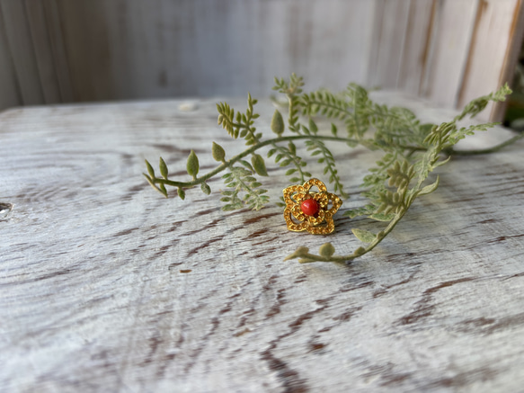 ゴールド色.フラワーフォルム．珊瑚タックブローチ 8枚目の画像