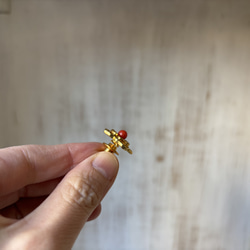 ゴールド色.フラワーフォルム．珊瑚タックブローチ 5枚目の画像
