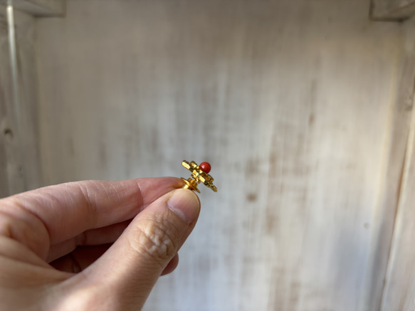 ゴールド色.フラワーフォルム．珊瑚タックブローチ 5枚目の画像