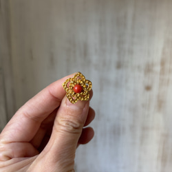 ゴールド色.フラワーフォルム．珊瑚タックブローチ 3枚目の画像