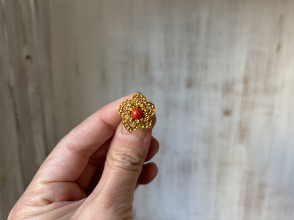 ゴールド色.フラワーフォルム．珊瑚タックブローチ 3枚目の画像