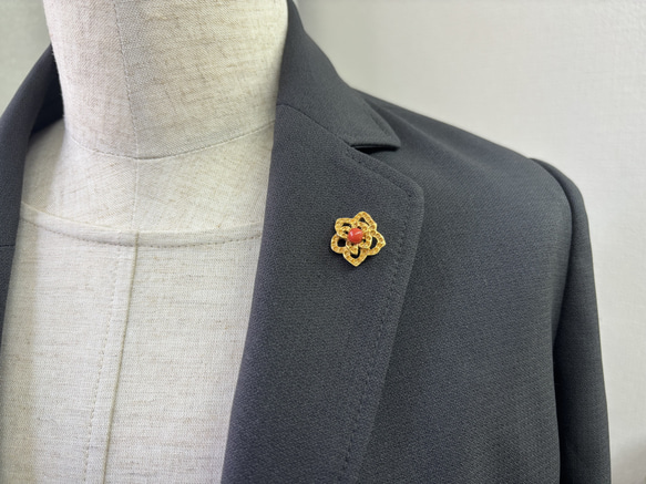 ゴールド色.フラワーフォルム．珊瑚タックブローチ 18枚目の画像