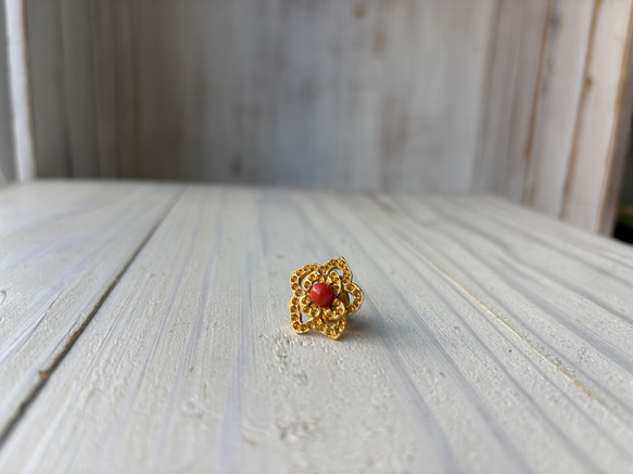 ゴールド色.フラワーフォルム．珊瑚タックブローチ 6枚目の画像