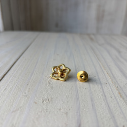 ゴールド色.フラワーフォルム．珊瑚タックブローチ 7枚目の画像