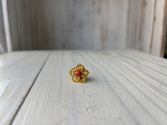 ゴールド色.フラワーフォルム．珊瑚タックブローチ 17枚目の画像