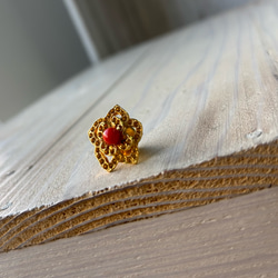 ゴールド色.フラワーフォルム．珊瑚タックブローチ 16枚目の画像