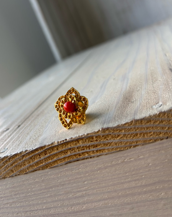 ゴールド色.フラワーフォルム．珊瑚タックブローチ 16枚目の画像