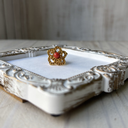 ゴールド色.フラワーフォルム．珊瑚タックブローチ 2枚目の画像