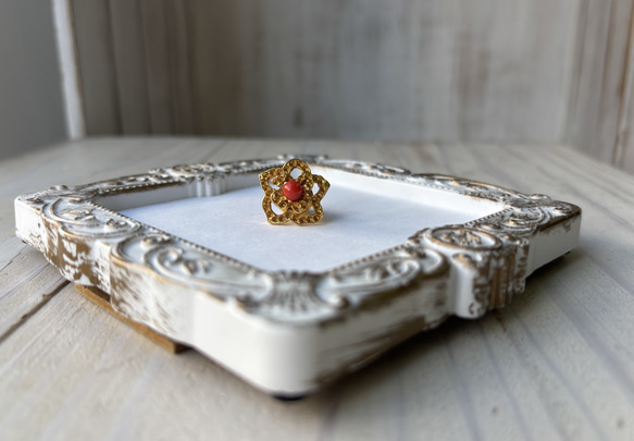 ゴールド色.フラワーフォルム．珊瑚タックブローチ 2枚目の画像