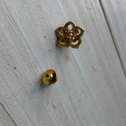 ゴールド色.フラワーフォルム．珊瑚タックブローチ 14枚目の画像