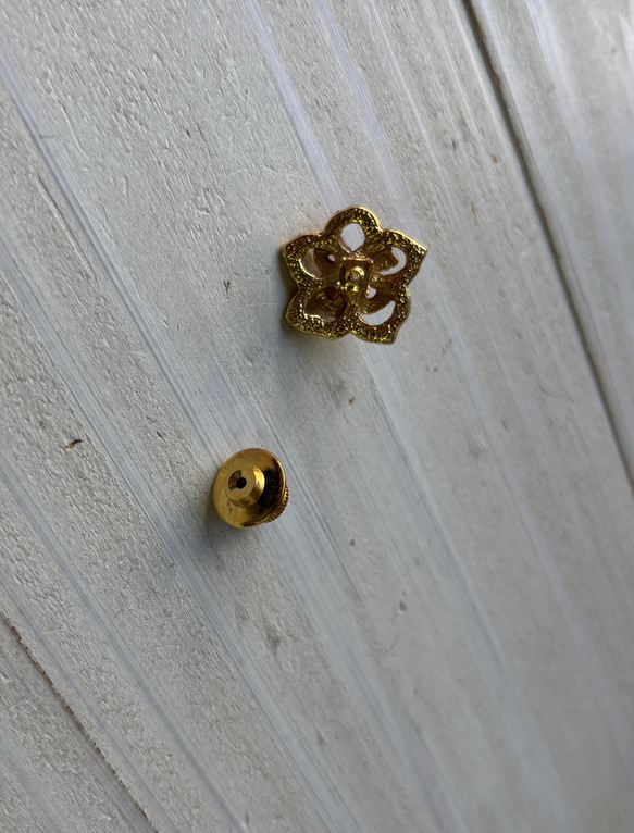 ゴールド色.フラワーフォルム．珊瑚タックブローチ 14枚目の画像