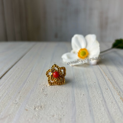 ゴールド色.フラワーフォルム．珊瑚タックブローチ 1枚目の画像