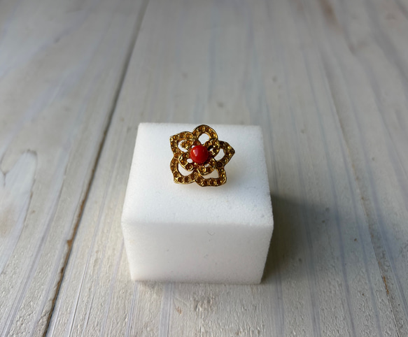 ゴールド色.フラワーフォルム．珊瑚タックブローチ 9枚目の画像