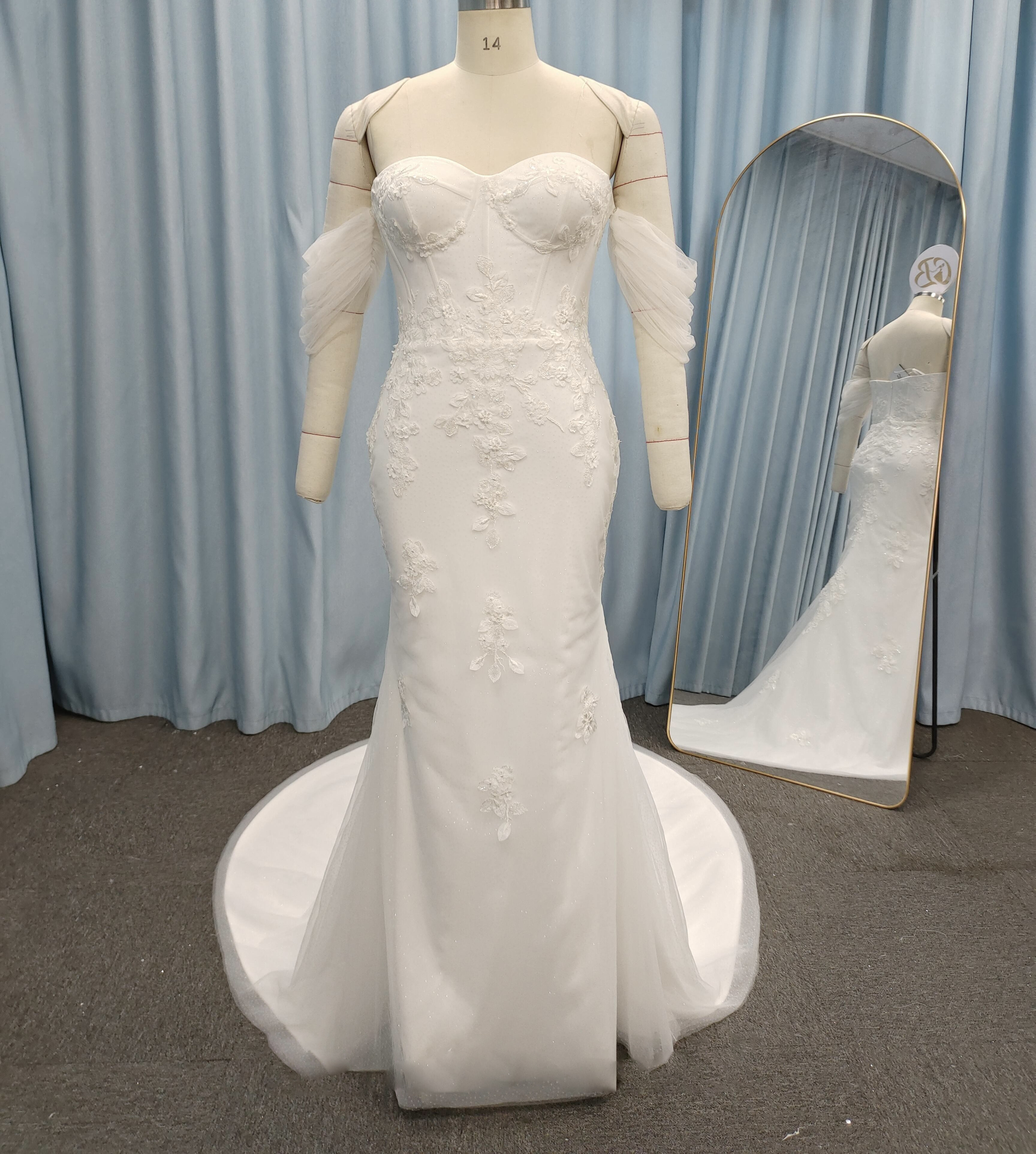 優雅オフショルダー　ホワイト　ふんわりチュール　二の腕カバー　レース付き　美品　タイトスカート　トレーン　前撮りお呼ばれ