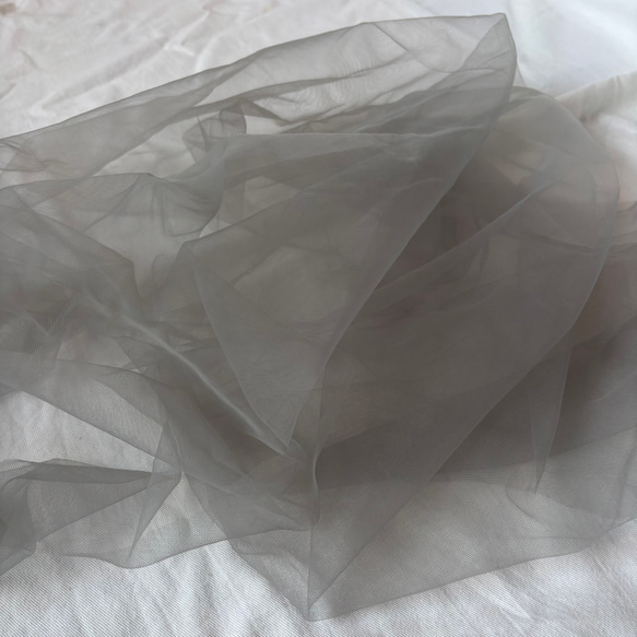 【幅広150cm】ソフトチュール生地 グレー｜なめらかでやわらかなチュール／ウェディング・背景布・衣装づくり 2枚目の画像