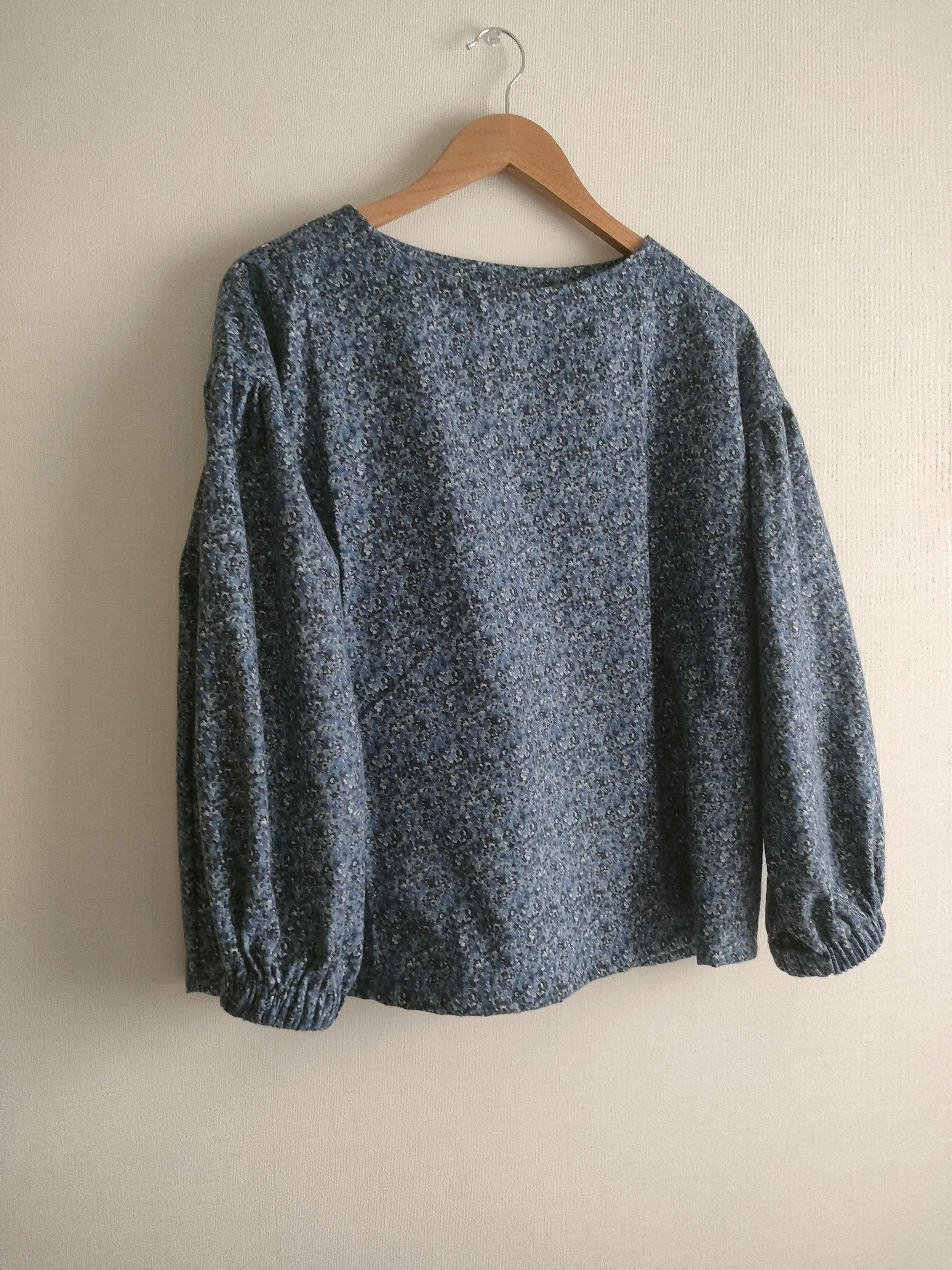 あったか起毛生地／ふんわりギャザー袖のブラウス【リバティ・スプリンクル】