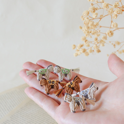 幸運を運ぶ 小さなお馬さん刺繍ピアス/イヤリング 干支｜ブラウン
