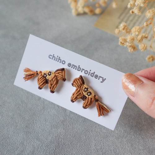 みんちゃま専用♡animal brown ピアス イヤリング 幸運を運ぶ 小さなお馬さん刺繍ピアス/イヤリング 干支｜ブラウン