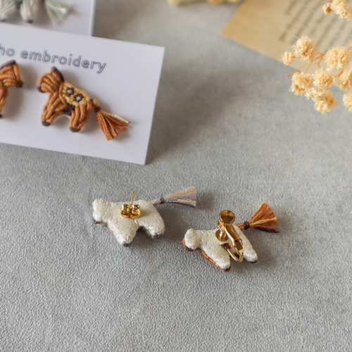 幸運を運ぶ 小さなお馬さん刺繍ピアス/イヤリング 干支｜ブラウン