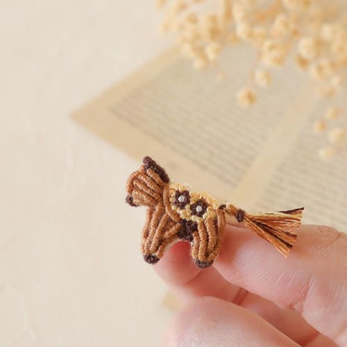 幸運を運ぶ 小さなお馬さん刺繍ピアス/イヤリング 干支｜ブラウン