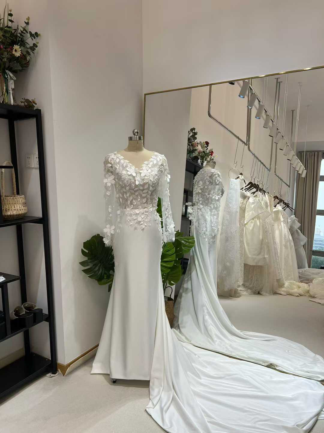 送料無料！ウエディングドレス ロングスリーブ Vネック リーフ刺繍 マーメイドライン 優雅なシルエット ブライダル 53,994円