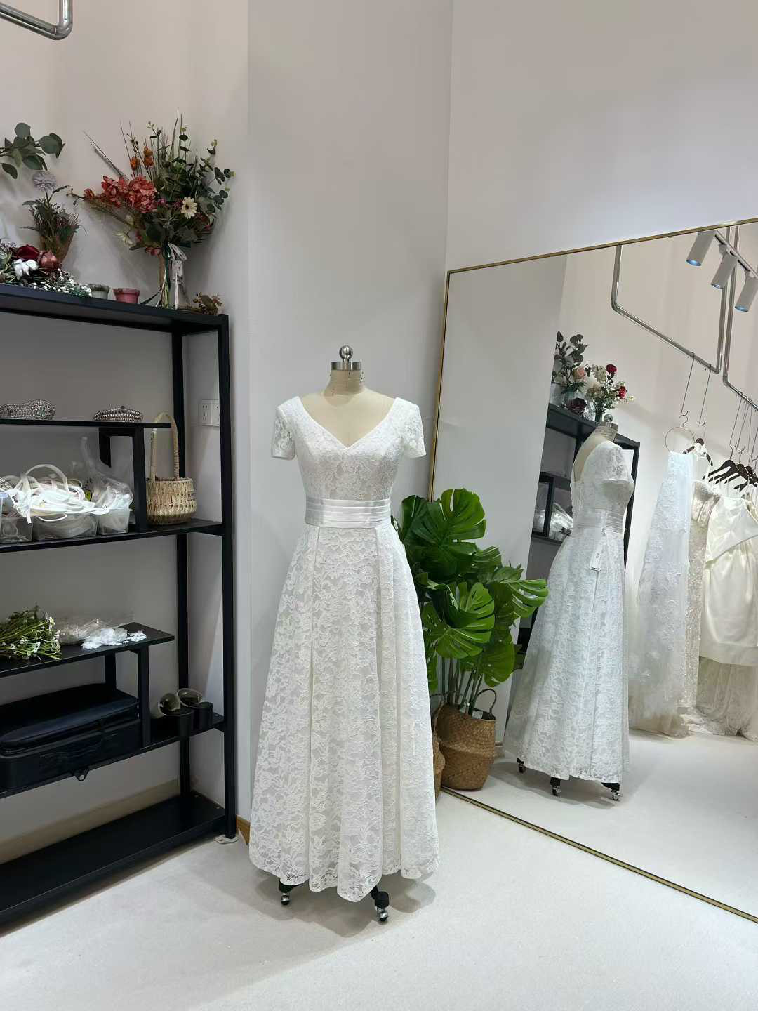 送料無料！パーティードレス Vネックドレス 贅沢な小花柄の総レース 半袖 ロング 背中見せ  二次会 前撮り