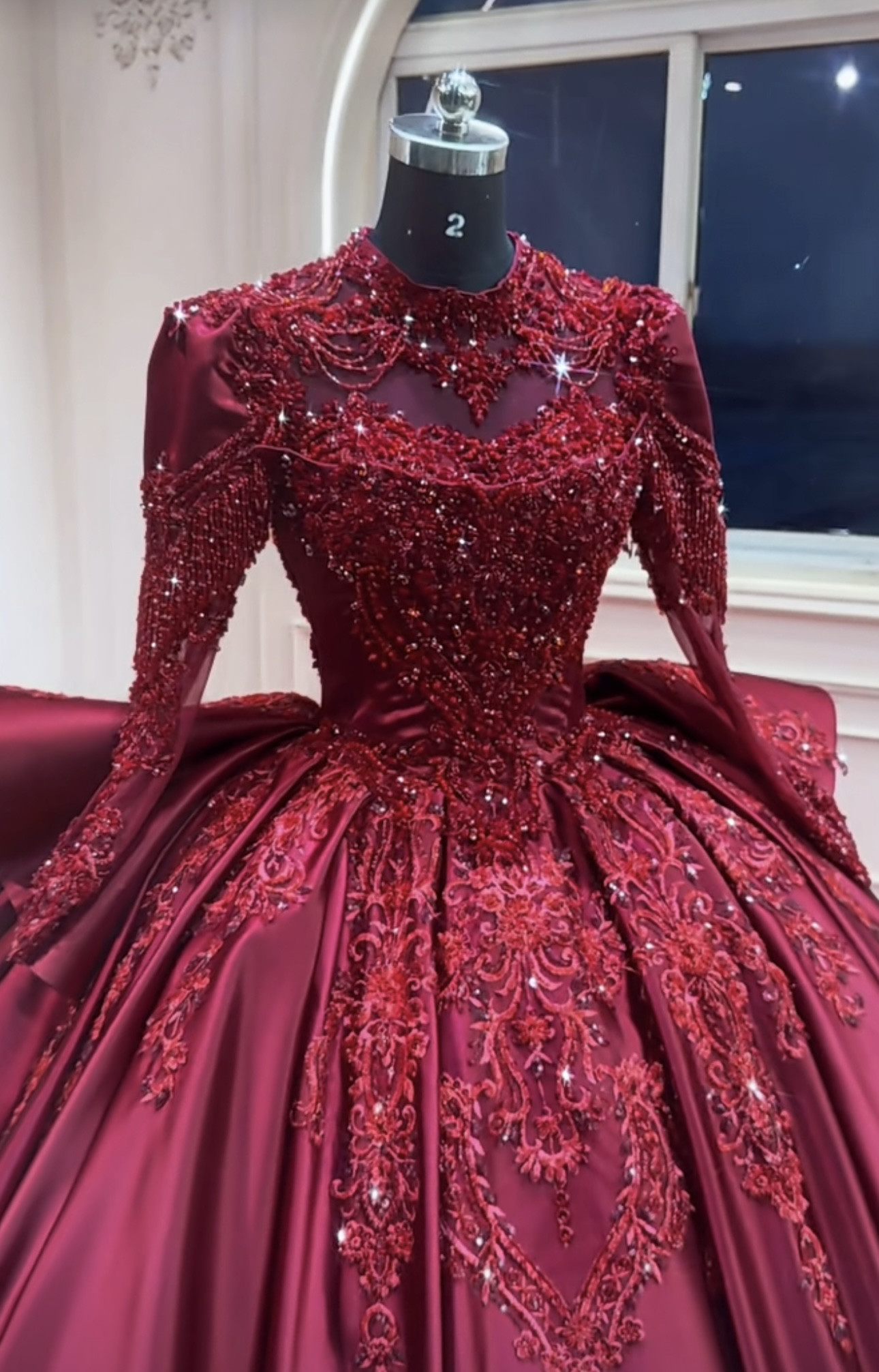 新作冬婚　ワインレッド長袖　高品質フランスレース　光沢サテン　背中見せ　カラードレス　サイズオーダー　豪華なウェディング