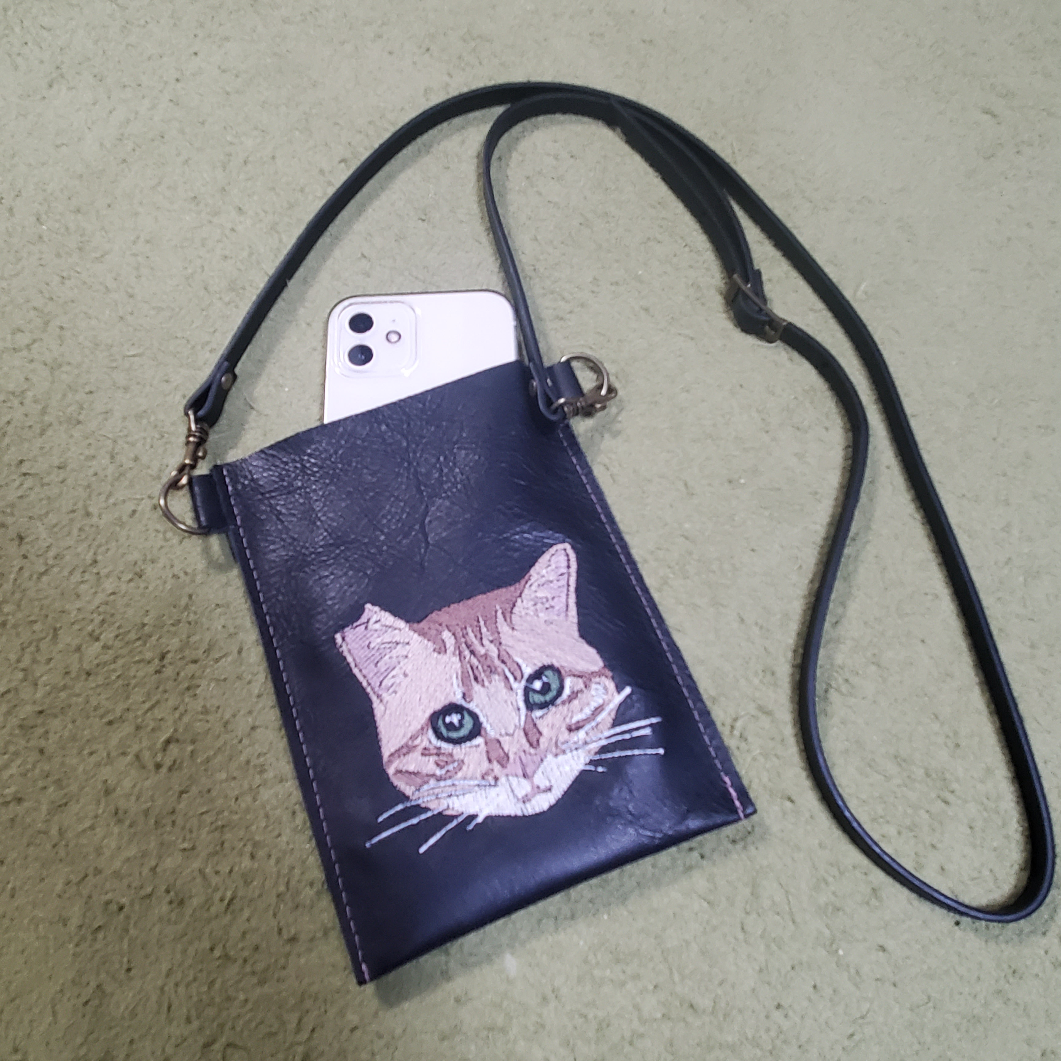 可愛すぎる♡大きめ猫刺繍のスマホショルダー(約13cm×18cm)