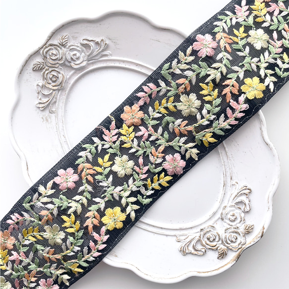 1069 【 幅：5.5cm 】 インド刺繍リボン　ブラック　チュール　イエロー　オレンジ　グリーン 1枚目の画像