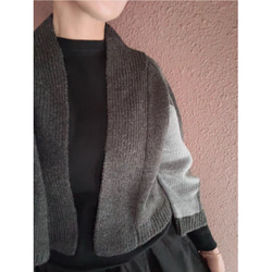 長さ選べる❤️RATAオリジナル❤️大人女性のためのショール風ニット❤️アシンメトリー配色袖❤️チャコール❤️付属ピン付 5枚目の画像