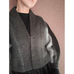 長さ選べる❤️RATAオリジナル❤️大人女性のためのショール風ニット❤️アシンメトリー配色袖❤️チャコール❤️付属ピン付 4枚目の画像