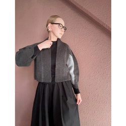 長さ選べる❤️RATAオリジナル❤️大人女性のためのショール風ニット❤️アシンメトリー配色袖❤️チャコール❤️付属ピン付 6枚目の画像