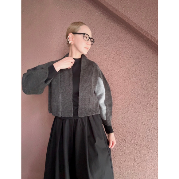 長さ選べる❤️RATAオリジナル❤️大人女性のためのショール風ニット❤️アシンメトリー配色袖❤️チャコール❤️付属ピン付 6枚目の画像