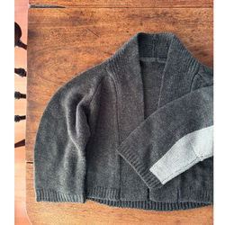 長さ選べる❤️RATAオリジナル❤️大人女性のためのショール風ニット❤️アシンメトリー配色袖❤️チャコール❤️付属ピン付 10枚目の画像