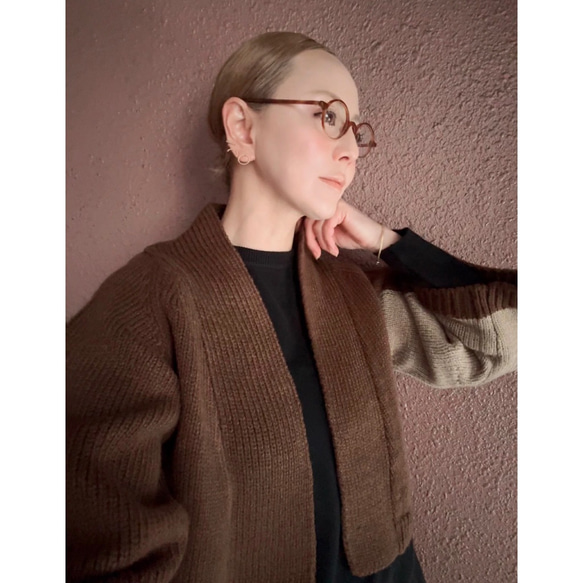 長さ選べる❤️RATAオリジナル❤️大人女性のためのショール風ニット❤️アシンメトリー配色袖❤️チャコール❤️付属ピン付 14枚目の画像