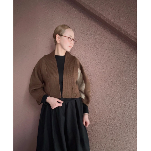 長さ選べる❤️RATAオリジナル❤️大人女性のためのショール風ニット❤️アシンメトリー配色袖❤️チャコール❤️付属ピン付 15枚目の画像