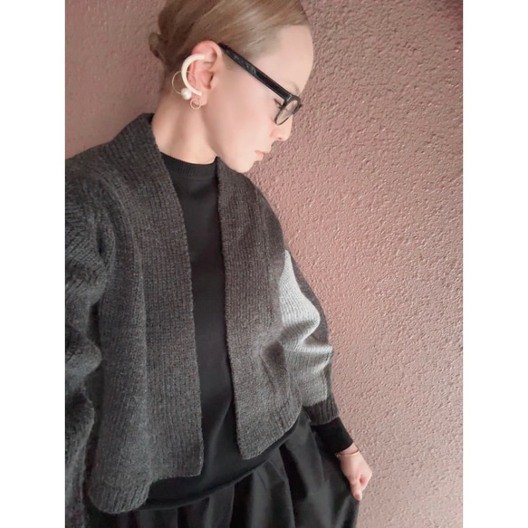 長さ選べる❤️RATAオリジナル❤️大人女性のためのショール風ニット❤️アシンメトリー配色袖❤️チャコール❤️付属ピン付 8枚目の画像