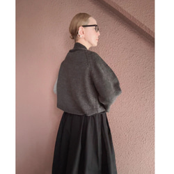 長さ選べる❤️RATAオリジナル❤️大人女性のためのショール風ニット❤️アシンメトリー配色袖❤️チャコール❤️付属ピン付 3枚目の画像