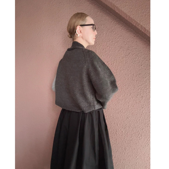 長さ選べる❤️RATAオリジナル❤️大人女性のためのショール風ニット❤️アシンメトリー配色袖❤️チャコール❤️付属ピン付 3枚目の画像