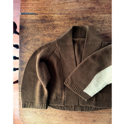 長さ選べる❤️RATAオリジナル❤️大人女性のためのショール風ニット❤️アシンメトリー配色袖❤️チャコール❤️付属ピン付 17枚目の画像