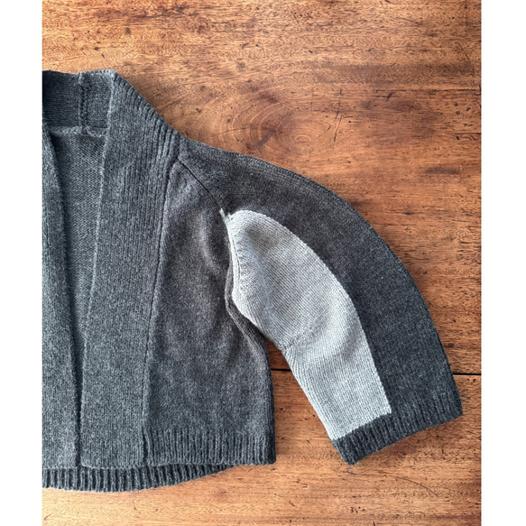 長さ選べる❤️RATAオリジナル❤️大人女性のためのショール風ニット❤️アシンメトリー配色袖❤️チャコール❤️付属ピン付 11枚目の画像