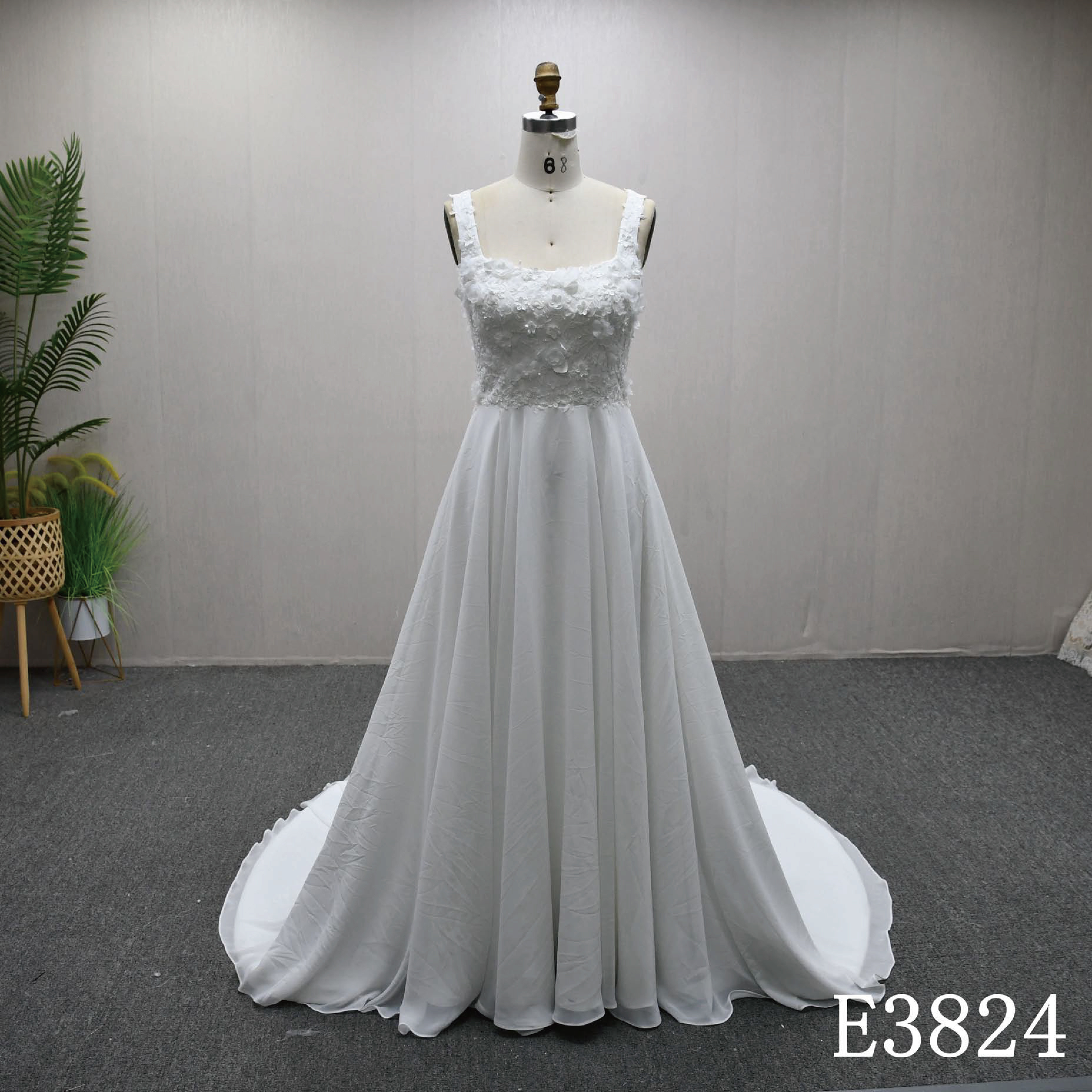 スクエアネック　シンプルなドレス二次会お呼ばれ前撮り披露宴　aライン　細見えシルエット　短いトレーンくるみボタンホワイト