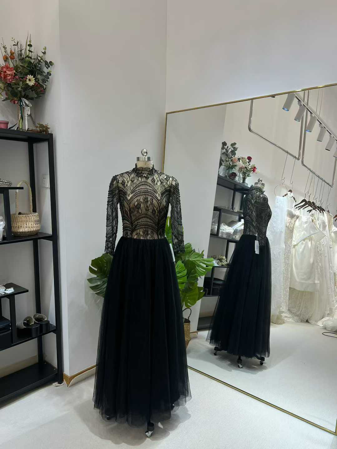 送料無料！パーティードレス ハイネック ブラック ビーズ 床付く チュールスカート エレガント アンティークなドレス