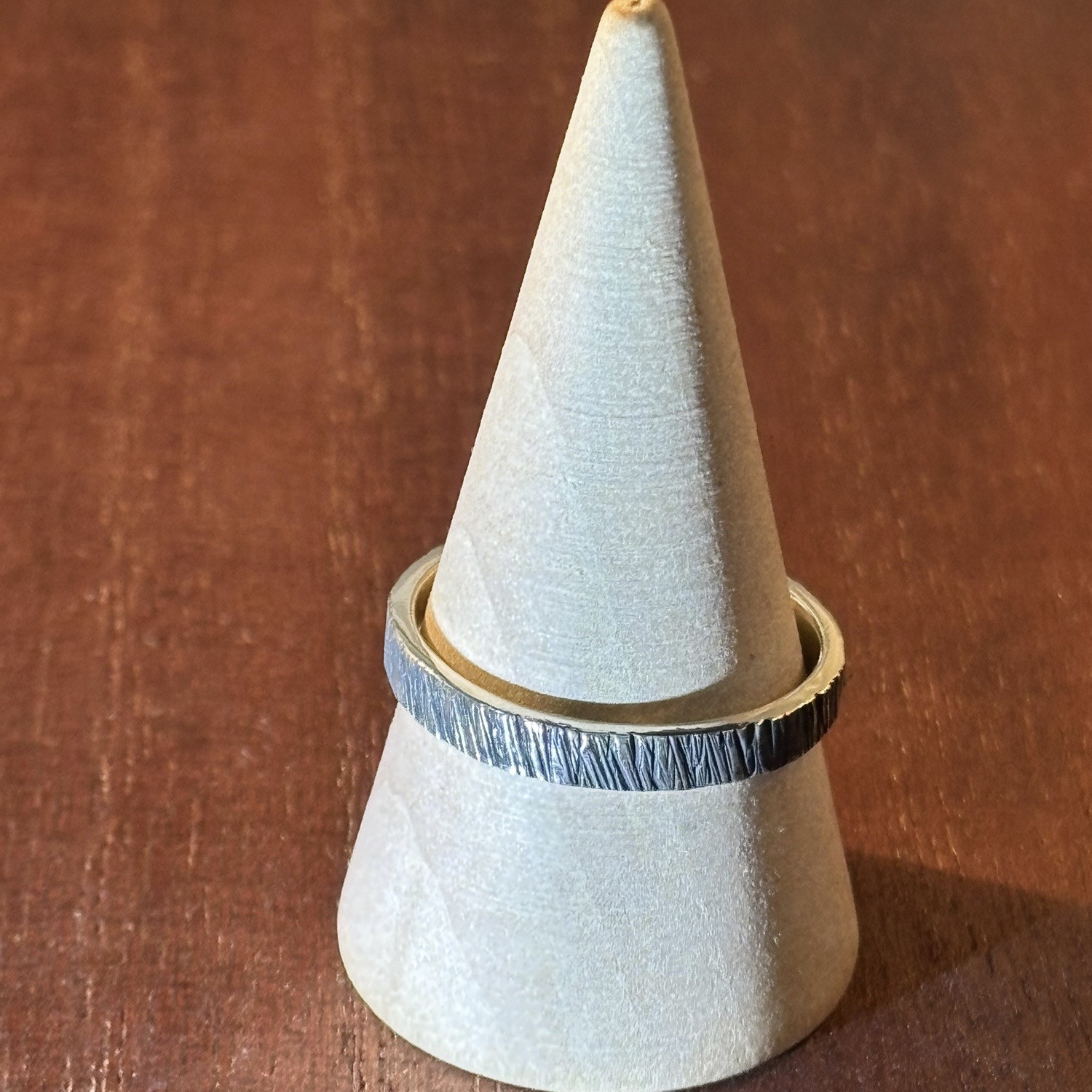 しましま模様黒仕上げの丈夫なシンプルリング（シルバー950鍛造）