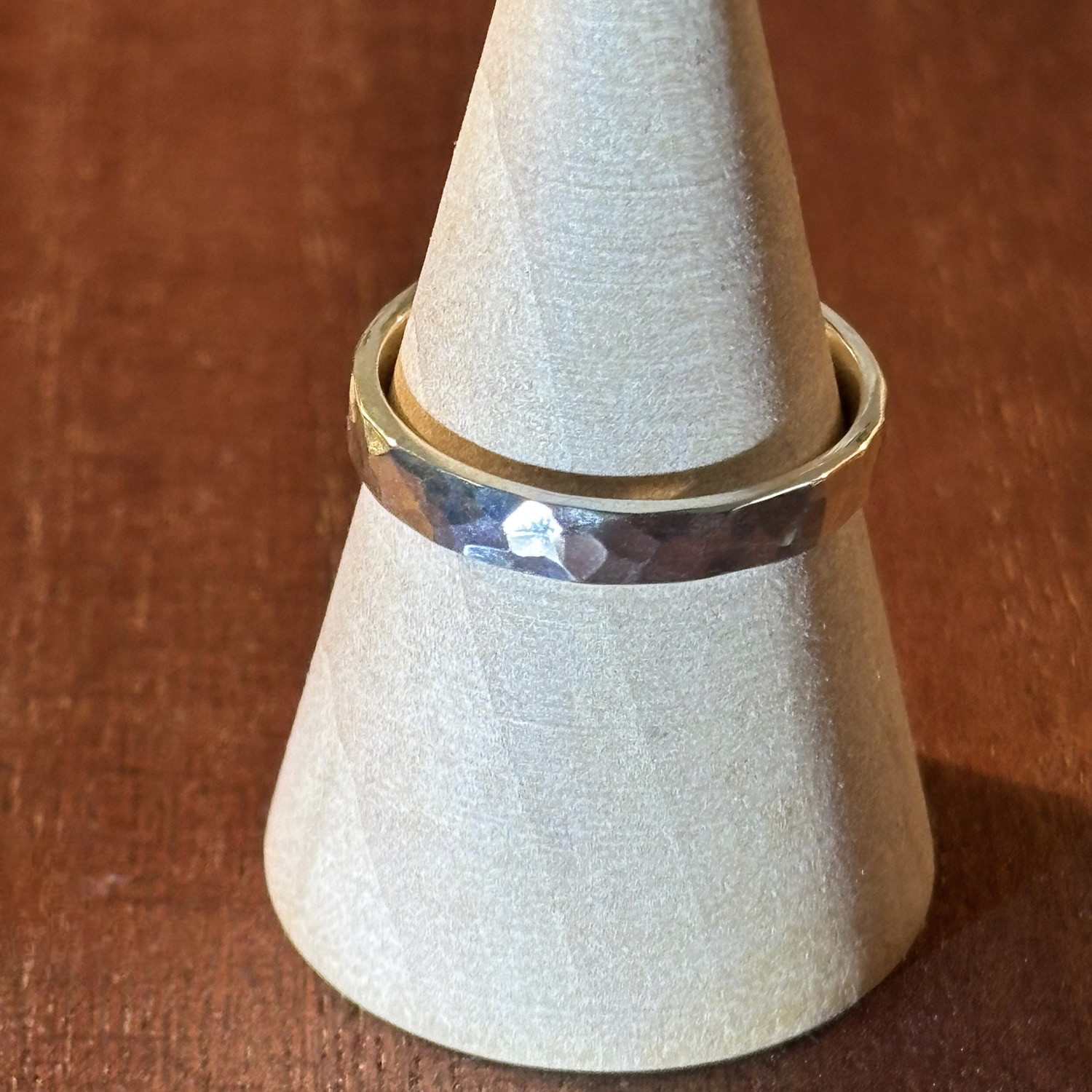 槌目模様の丈夫なシンプルリング（シルバー950鍛造）