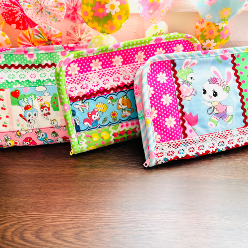 昭和レトロアニマル」なララチューンのマルチポーチ 母子手帳ケースに