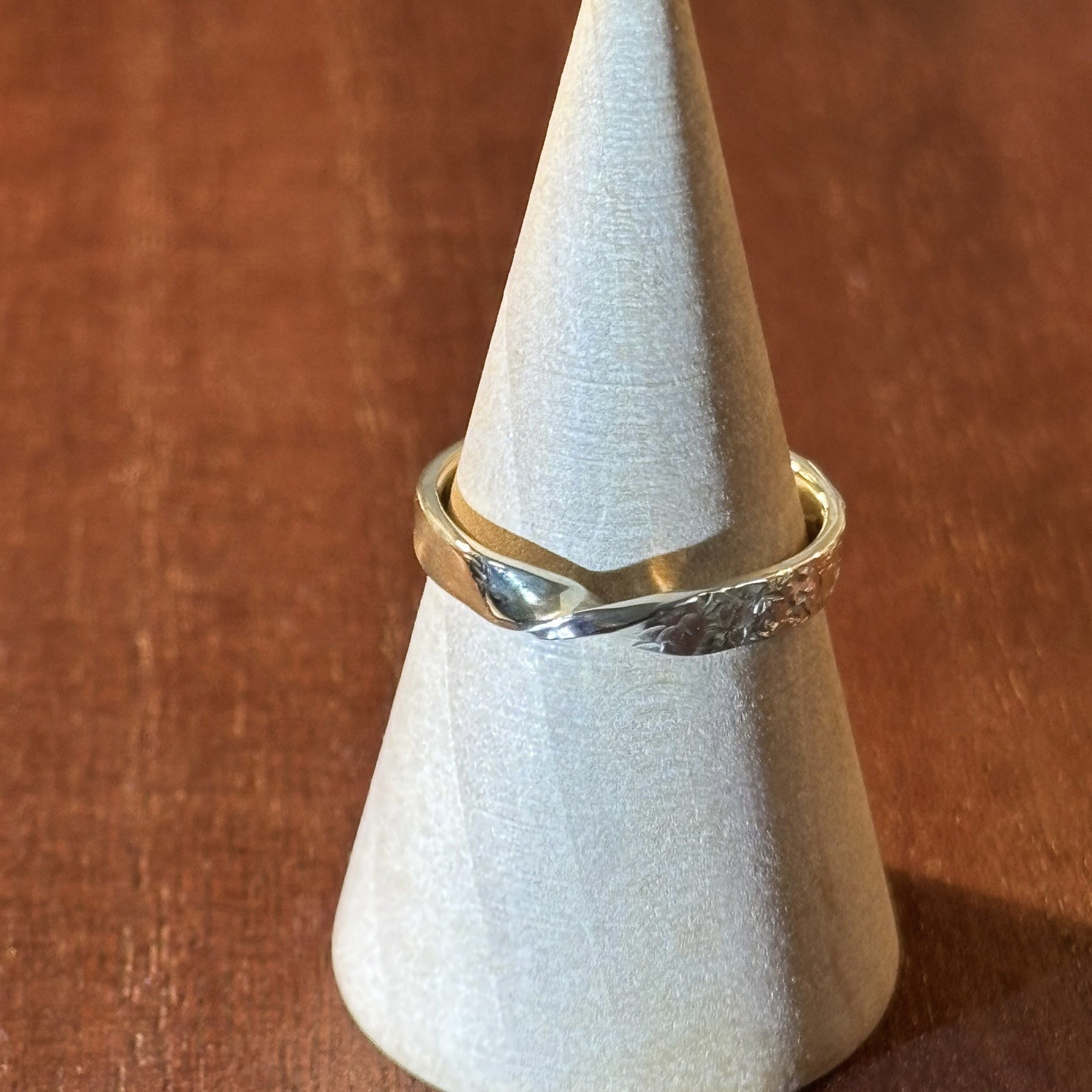 ひねり&ハーフ石目模様の丈夫なシンプルリング（シルバー950鍛造）