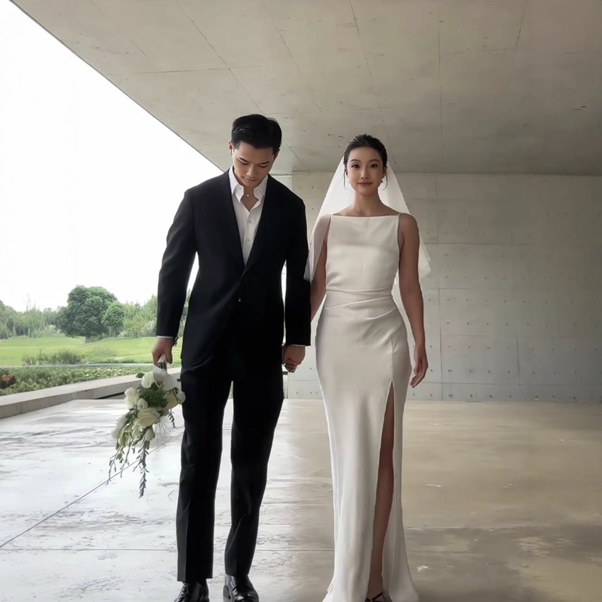 ノースリーブ 白 黒 サテン ウェディングドレス 韓国風 花嫁 結婚式 パーティー 演奏会 二次会 前撮り HL370