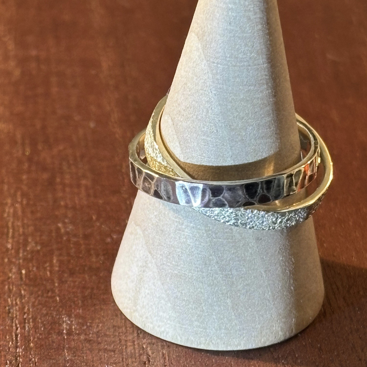 ハーフ黒染め仕上げの丈夫なクロスリング（シルバー950鍛造）