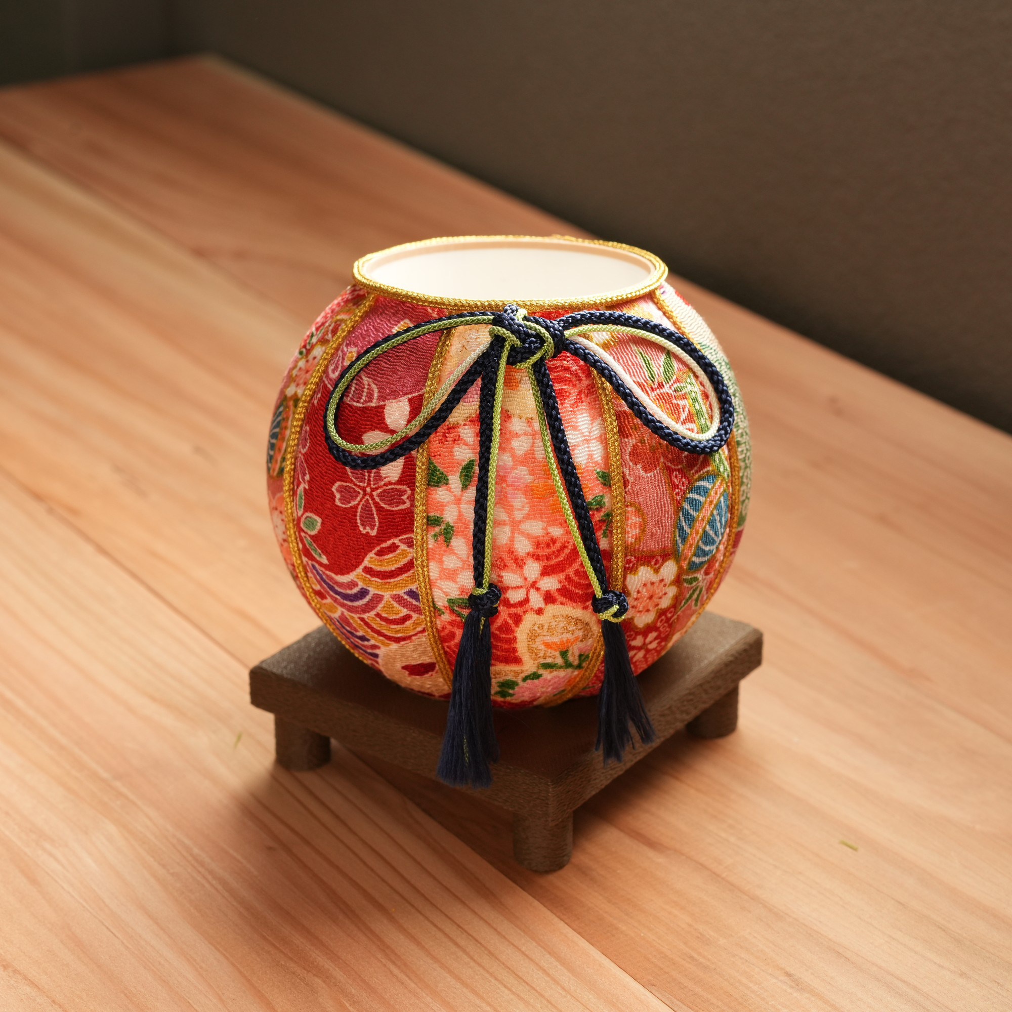 ちりめん大手毬（茜-あかね-）｜和モダンなインテリア小物｜和風インテリア｜ 11,550円